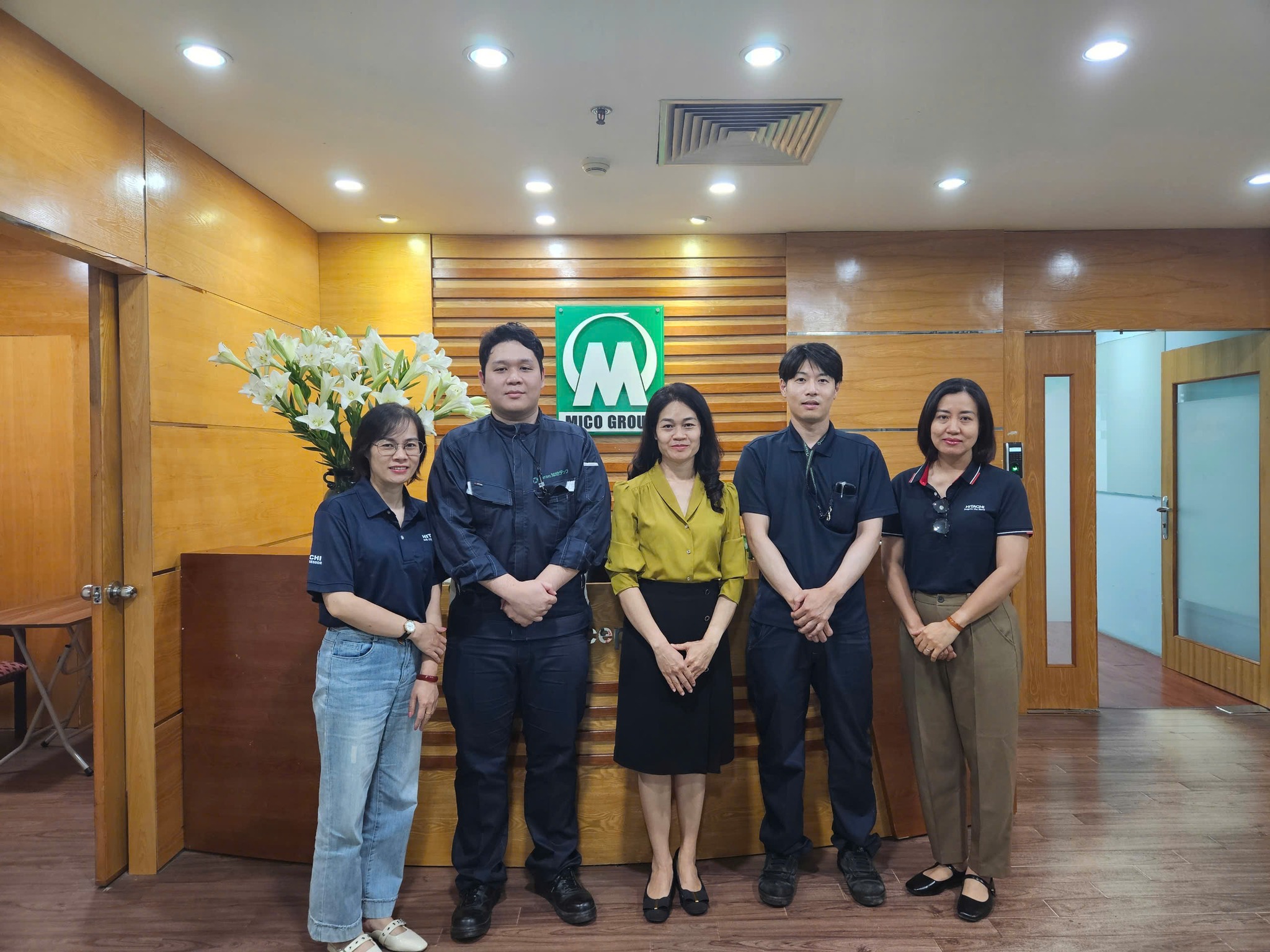 Nhà sản xuất KAJI TECH – Nhật Bản chụp ảnh kỉ niệm tại văn phòng MICO GROUP