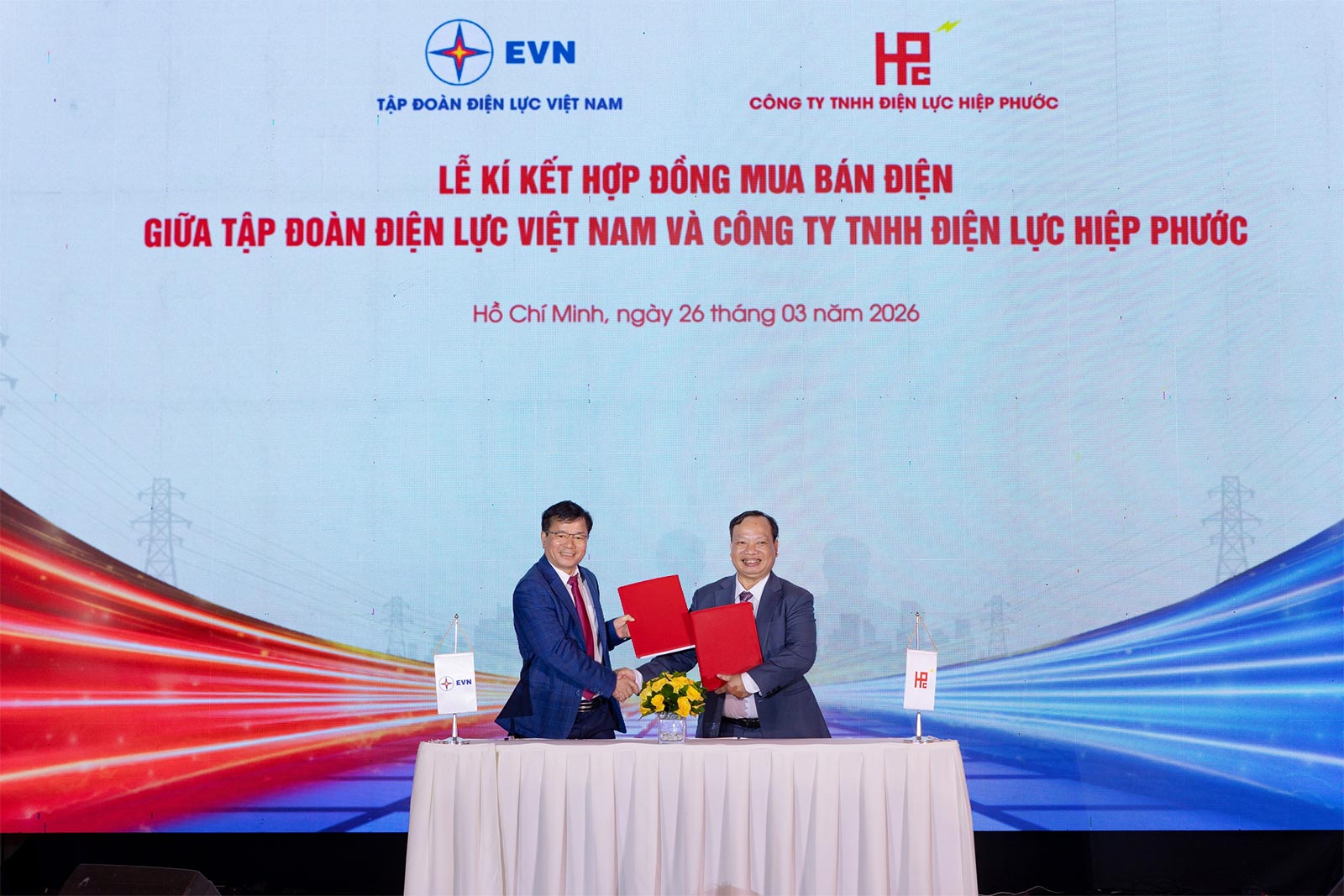 Ký kết hợp đồng mua bán điện giữa Tập đoàn Điện lực Việt Nam và Công ty TNHH Điện lực Hiệp Phước. Ảnh: Thanh Minh.