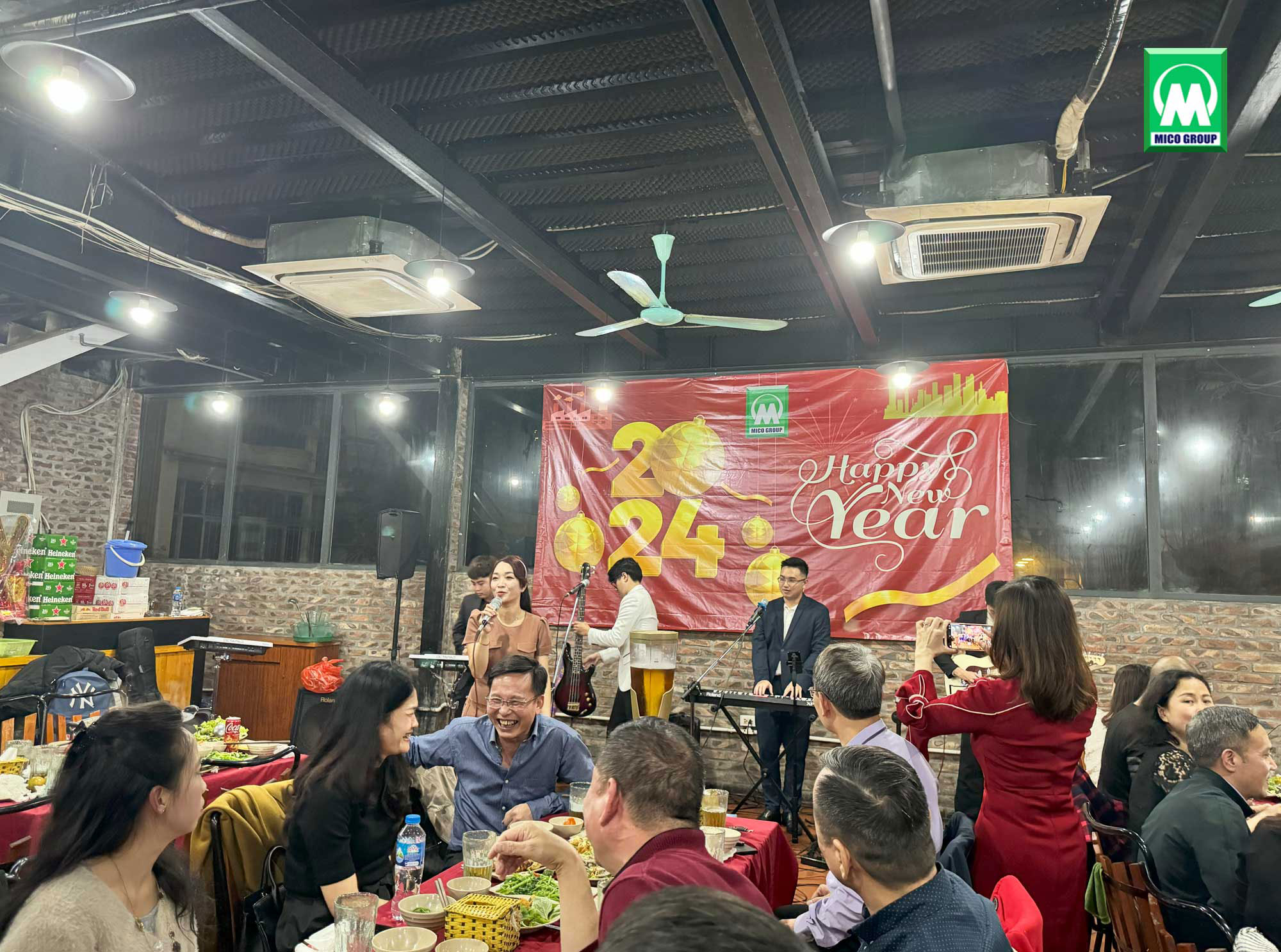 MC kiêm ca sỹ Hồng Phương biểu diễn cùng ban nhạc