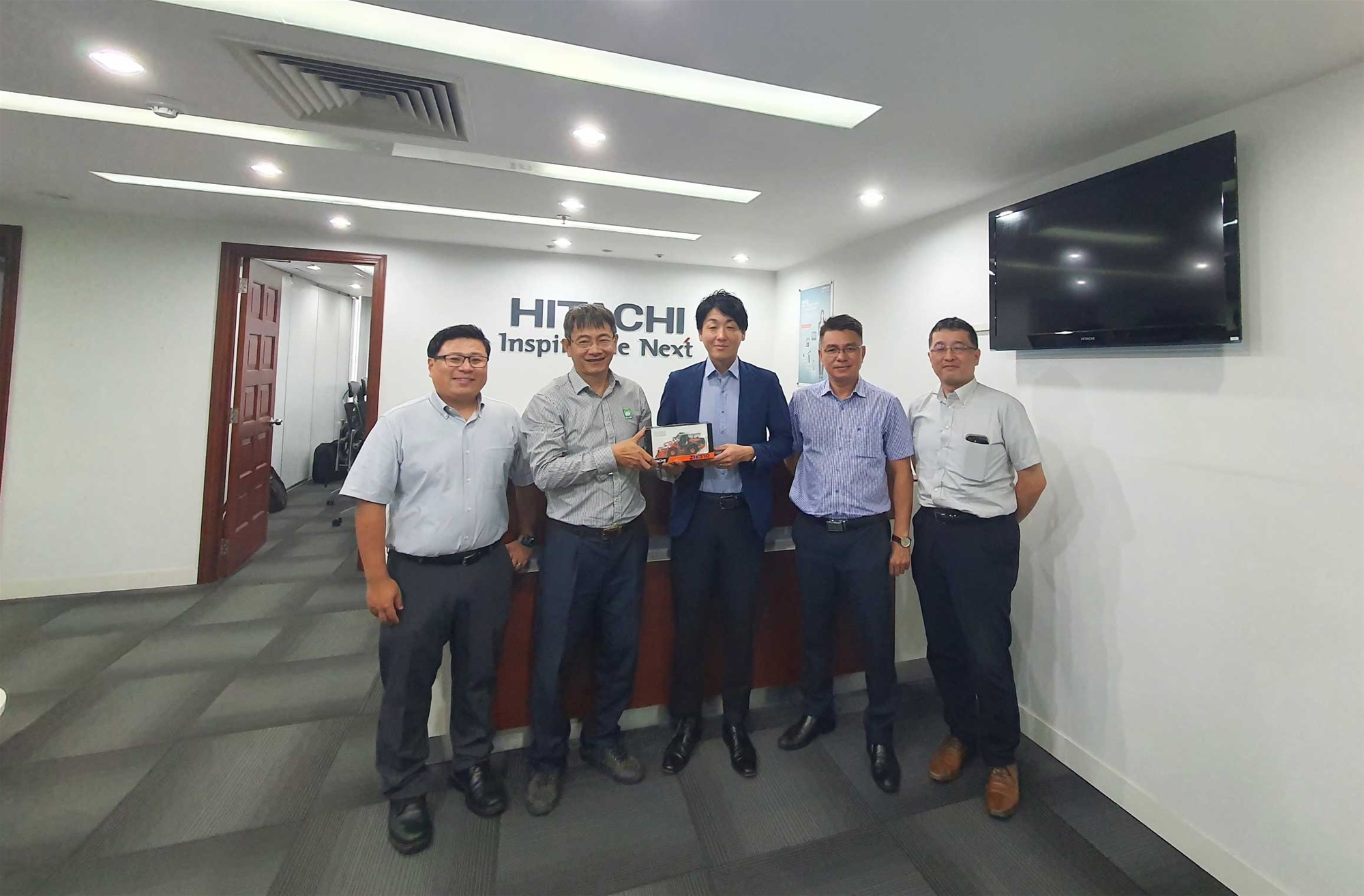 CTHĐQT Ông Đào Song Hà thăm văn phòng đại diện Hitachi tại Việt Nam